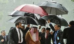 رئيس اندونيسيا:خاب ظني حملت المظلة لسلمان واعطاني القليل